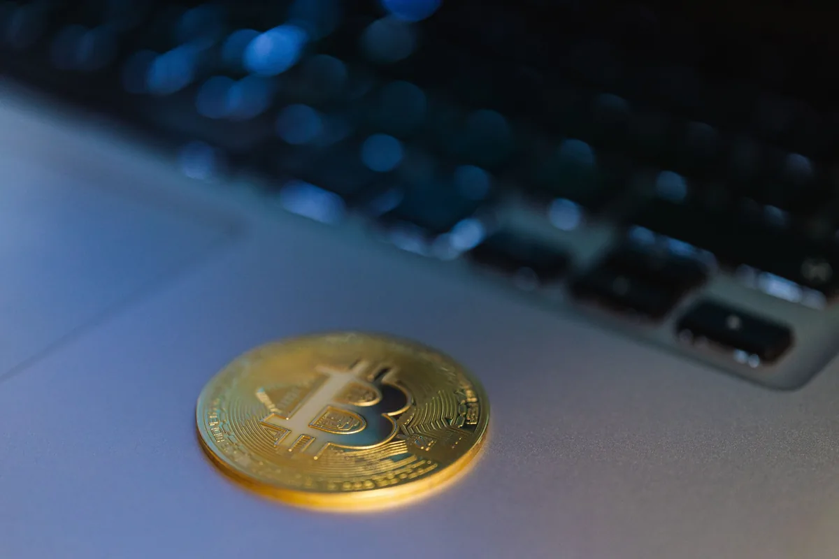 kryptowaluty-adwokat-plock Moneta bitcoin na laptopie – oszustwa na kryptowaluty, adwokat Płock