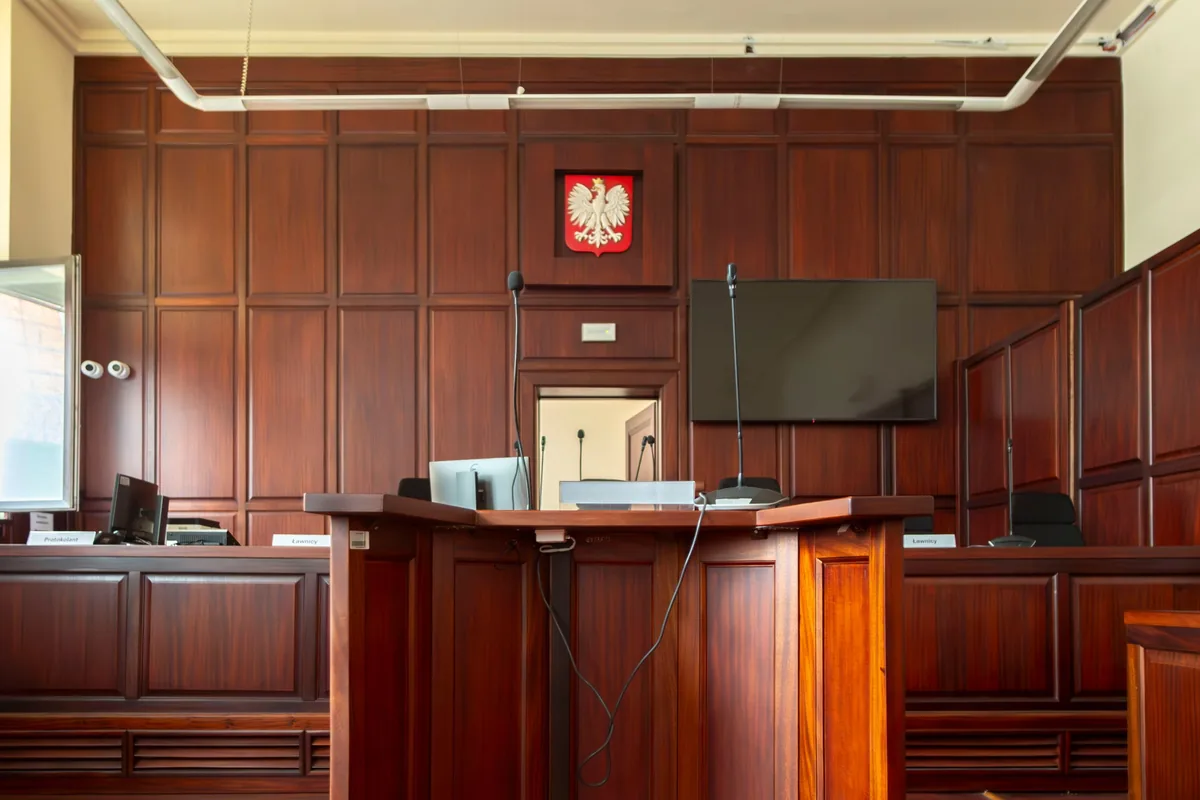 Sala rozpraw z godłem Polski – wyrok uniewinniający w sprawie karnej, adwokat Płock
