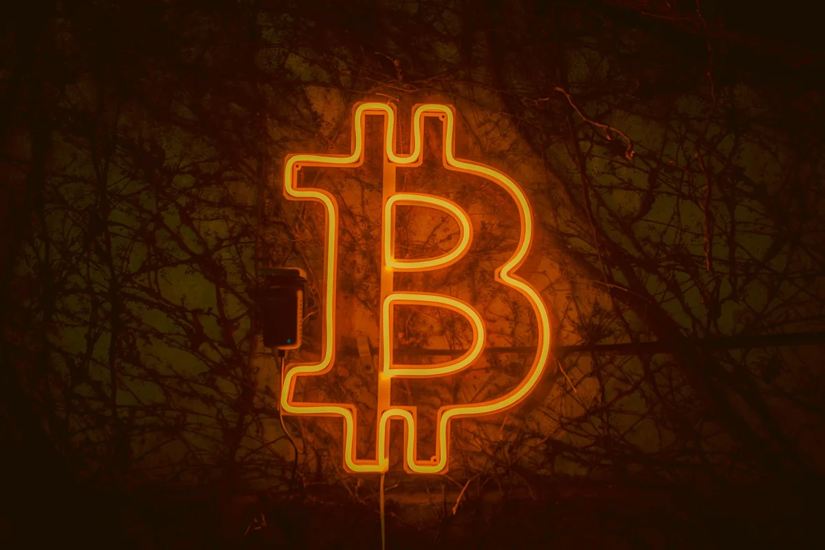 Neonowy symbol bitcoina nocą – sprawa karna dotycząca kryptowalut, adwokat Mieczykowski, Szczygielski